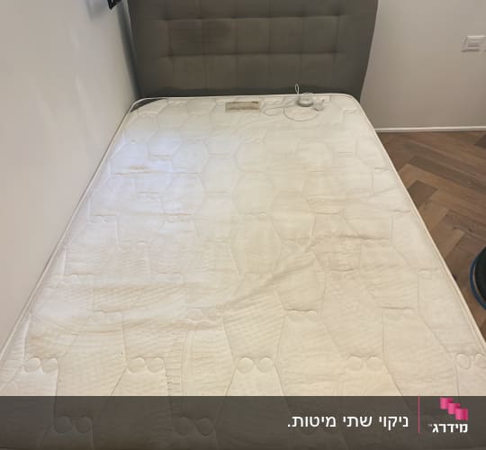 מיטה עם מזרן בחדר שינה ליד חלון פתוח